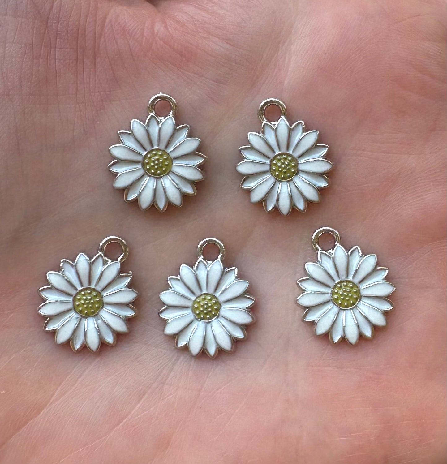 Daisy charms, white, 17mm