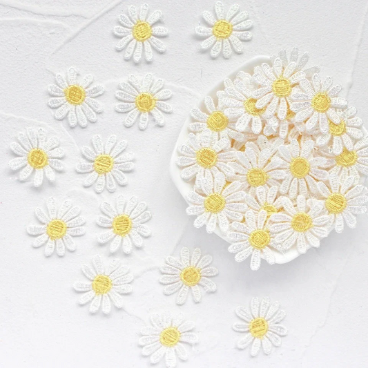 Daisy embroidered applique, 29mm