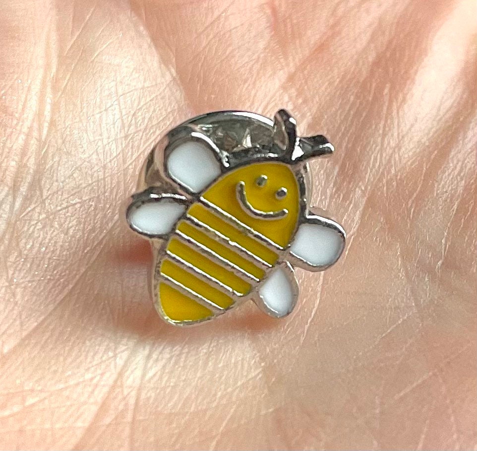 Bee enamel pin badge,