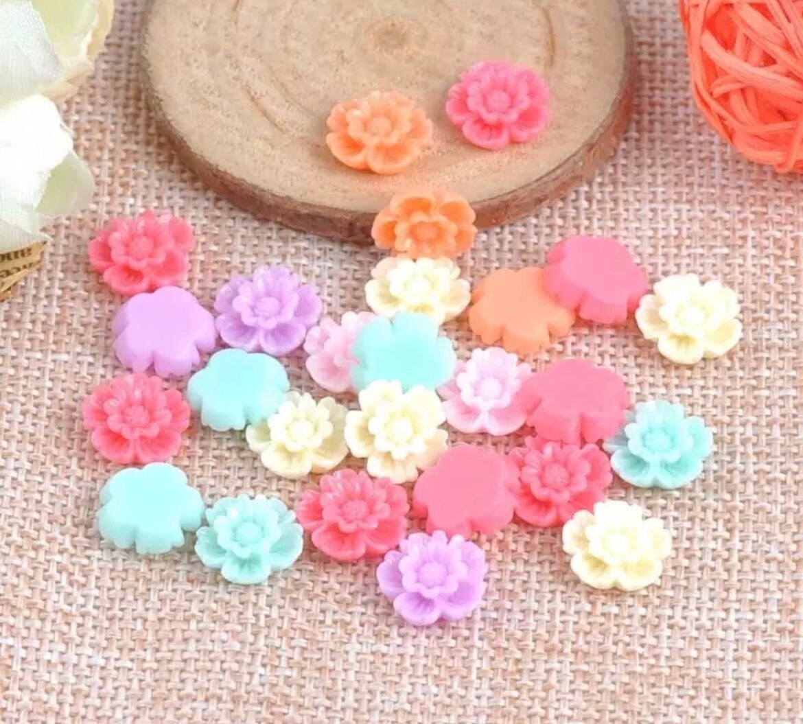 Pastel flower cabochon, 10mm