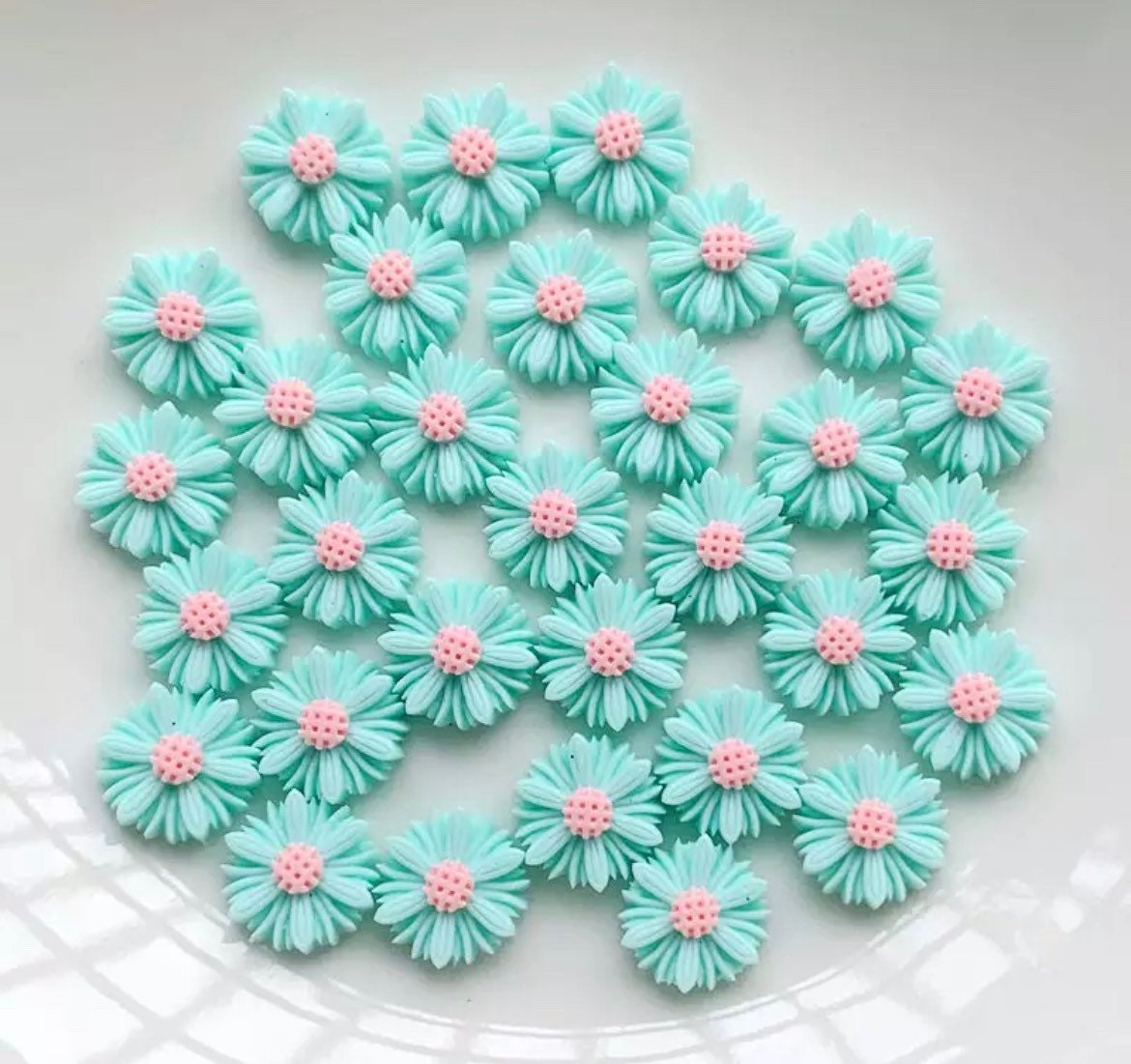 Green 9mm flower cabochons, daisy