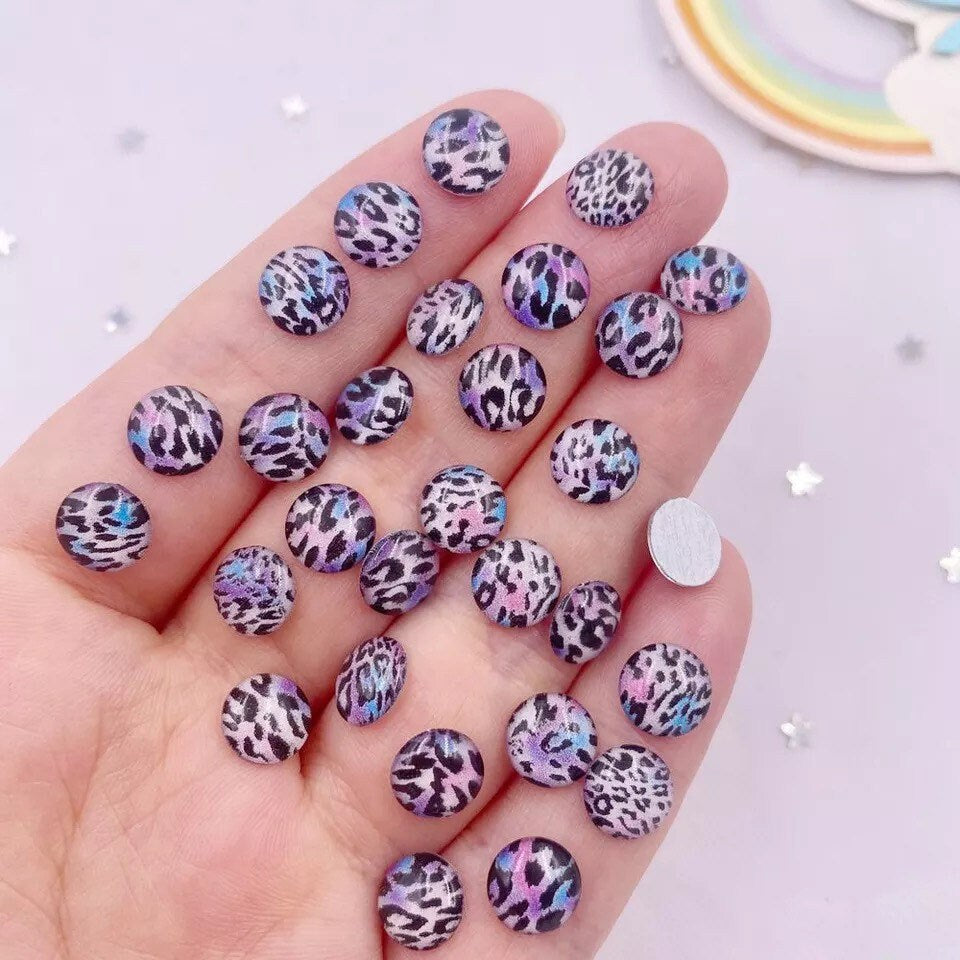 Round animal print cabochon, 8mm blue