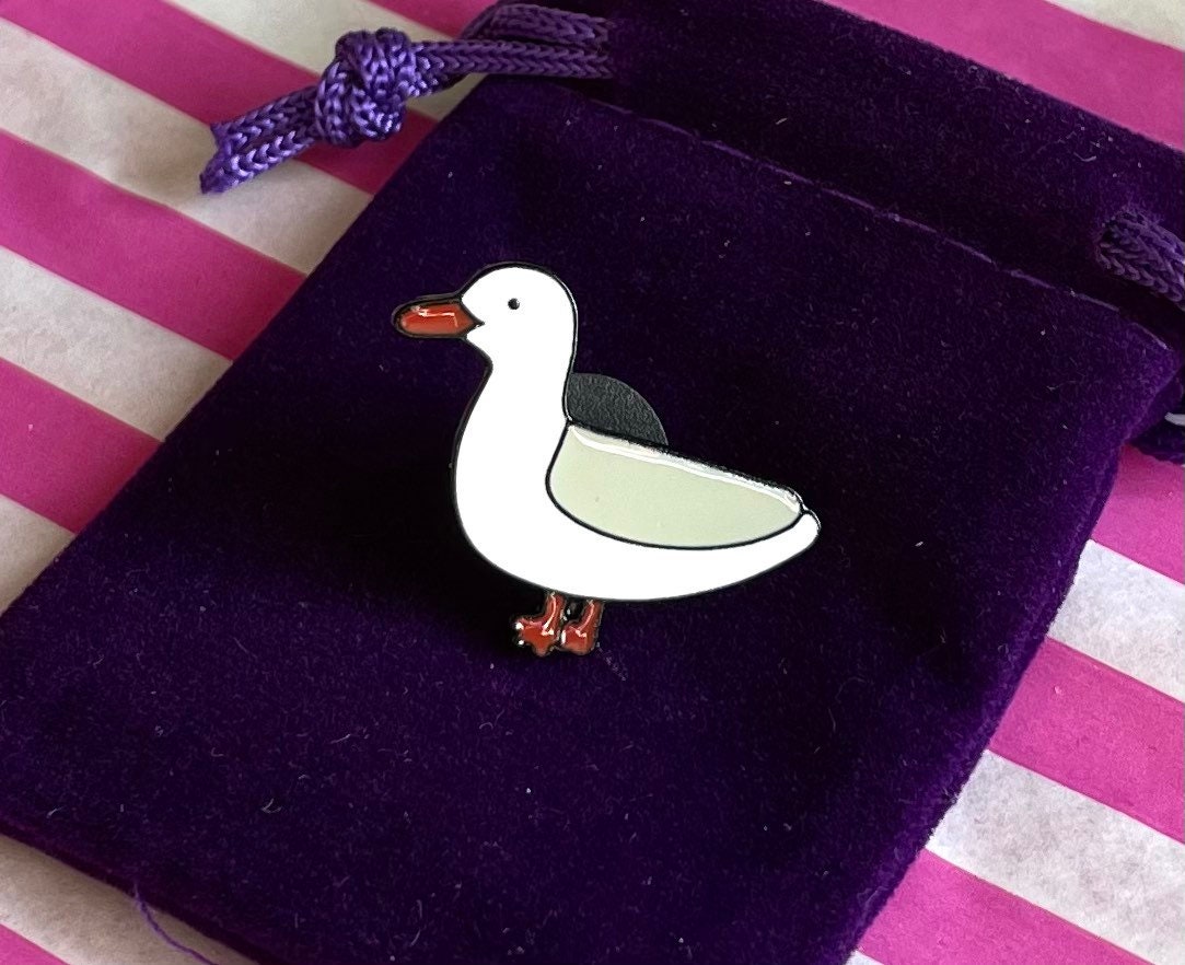 Seagull enamel pin badge