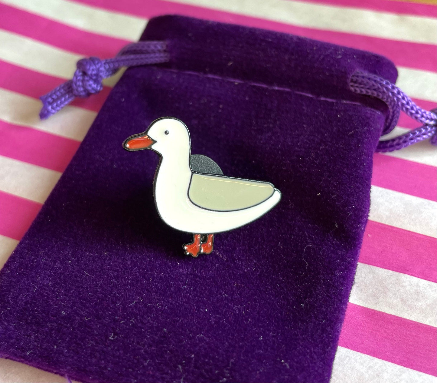 Seagull enamel pin badge