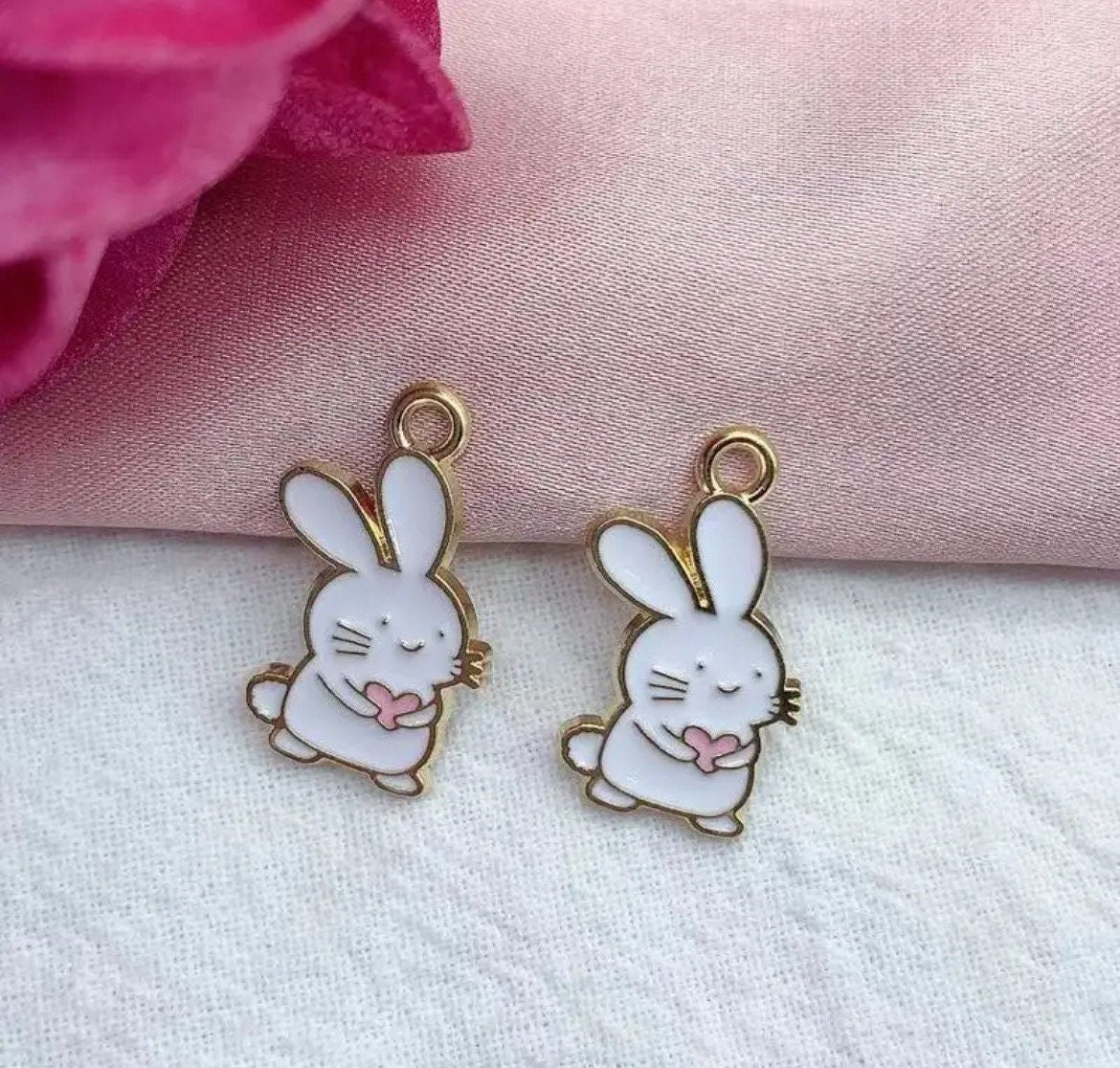 Rabbit Valentine enamel charms, 21mm