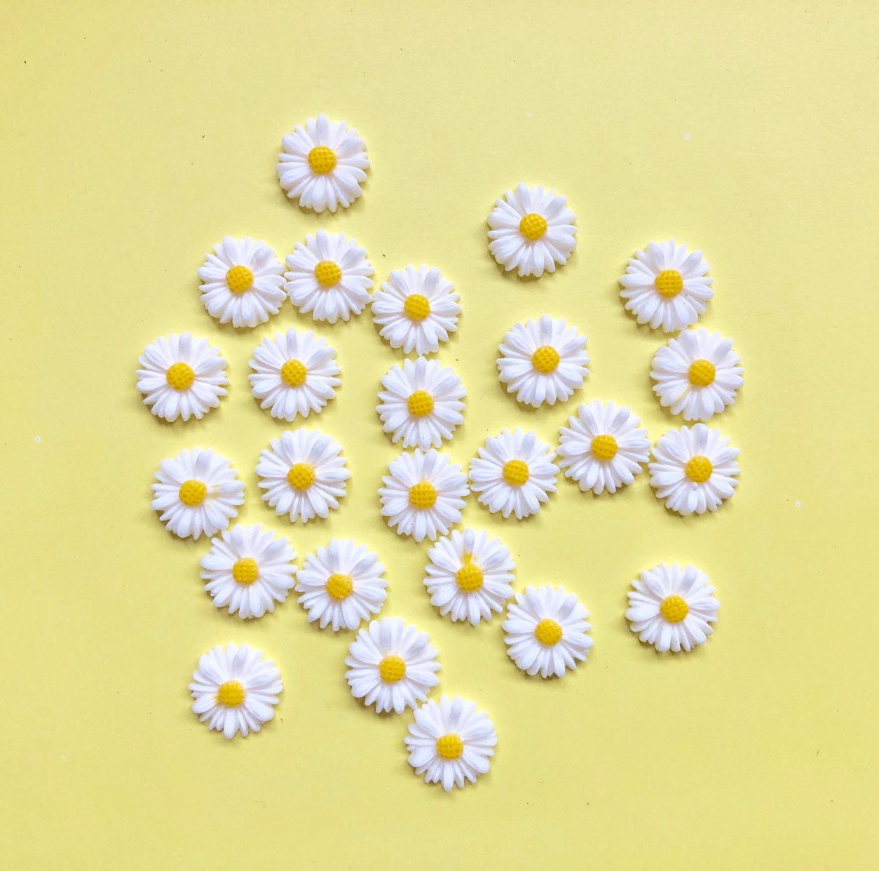 Daisy resin cabochon, 12mm white