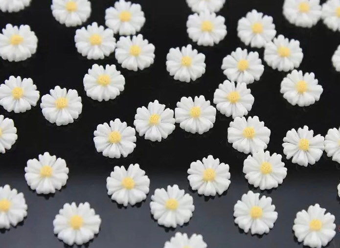 White daisy embellishments, 9mm