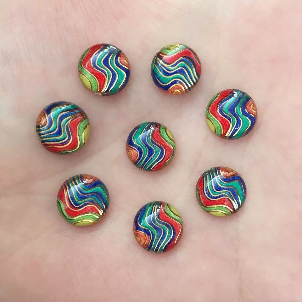 Round red wavy patterned cabochons, 10mm