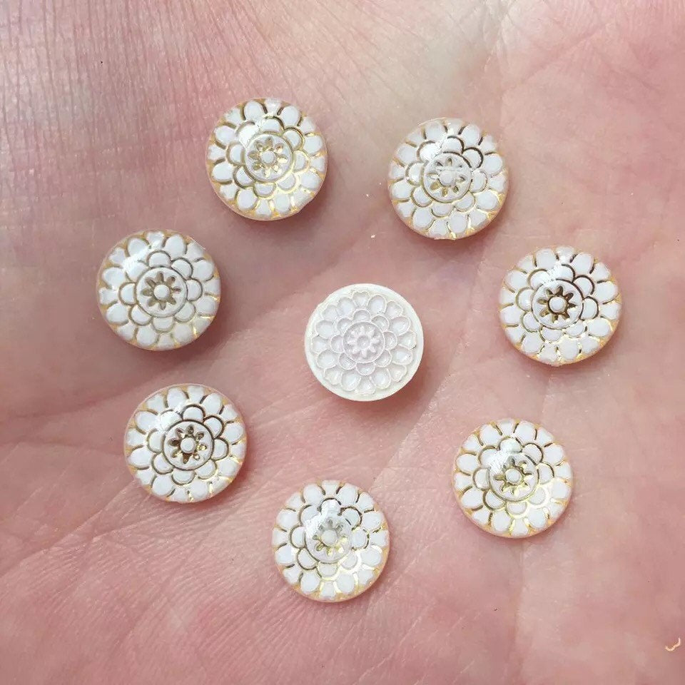Round patterned cabochon, 10mm white