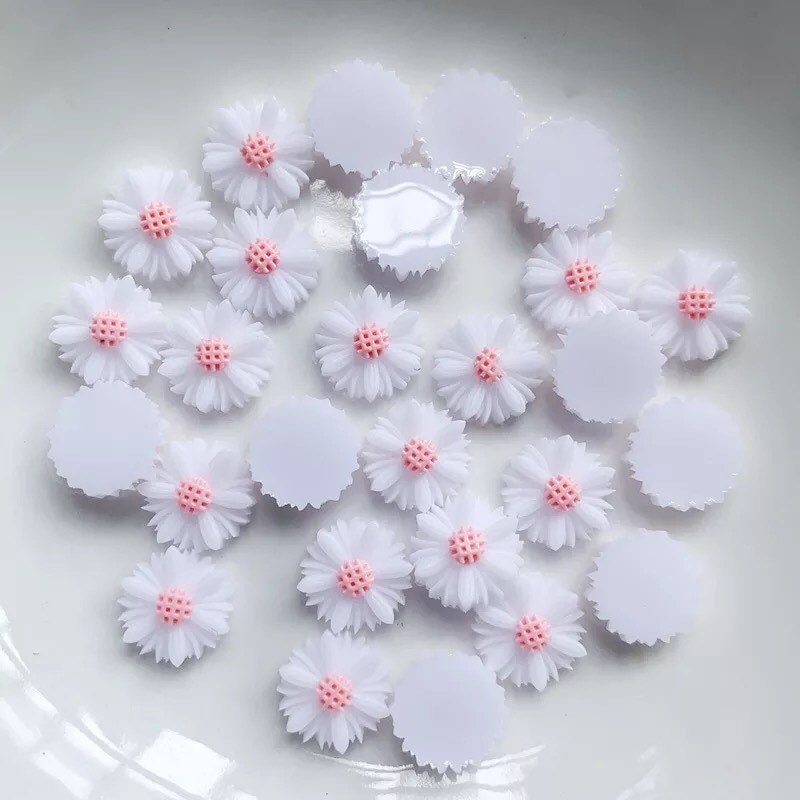 White 9mm flower cabochons, daisy