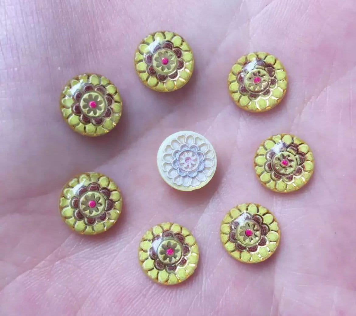 Round patterned cabochon, 10mm yellow