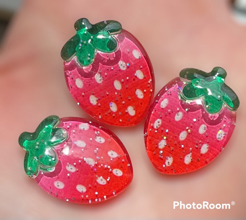 Strawberry resin embellishments, 31mm