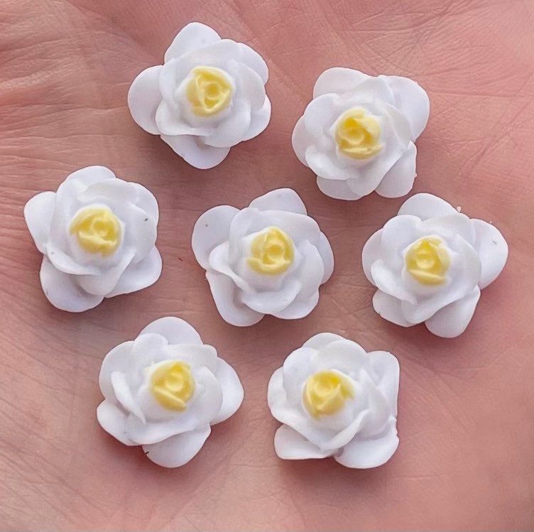 White flower cabochon, 13mm