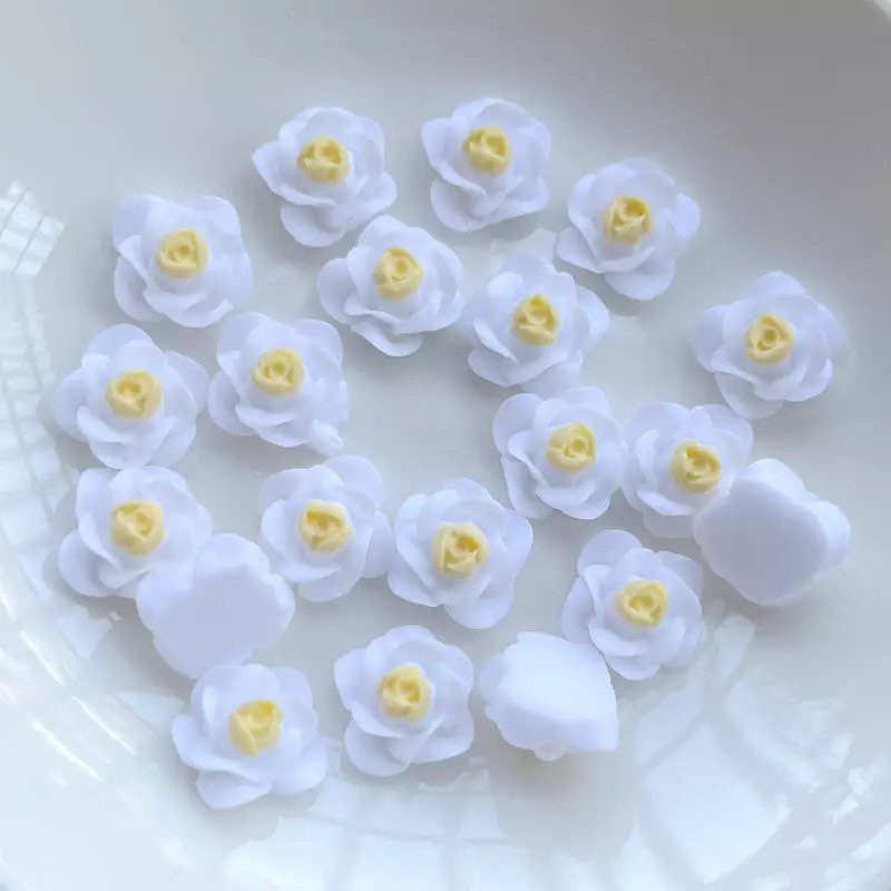 White flower cabochon, 13mm