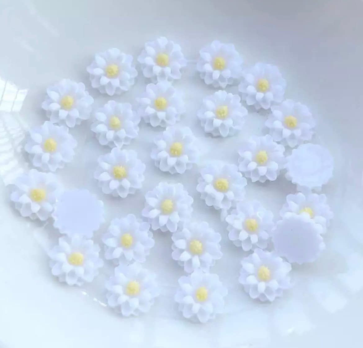 Flower cabochons, 11mm white