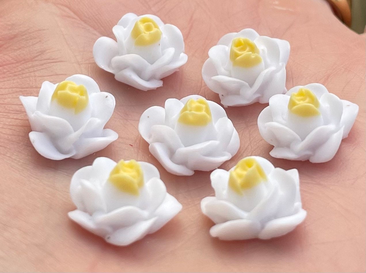 White flower cabochon, 13mm