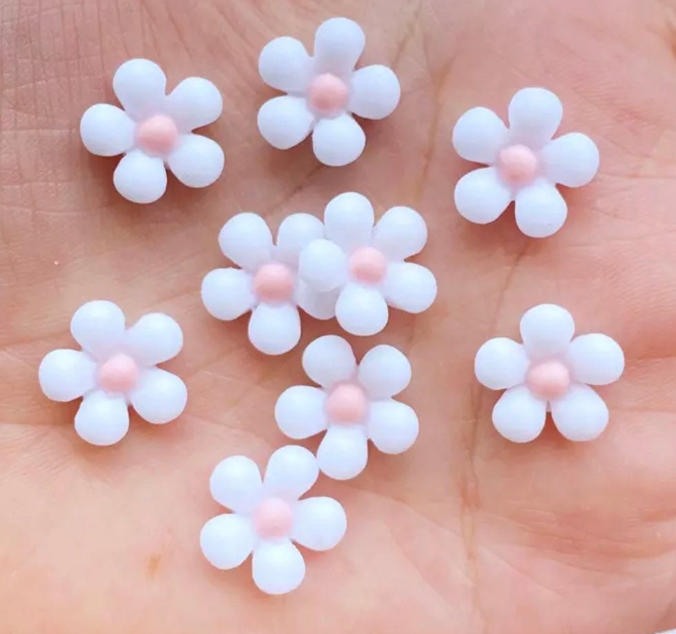 White flower cabochon, 13mm