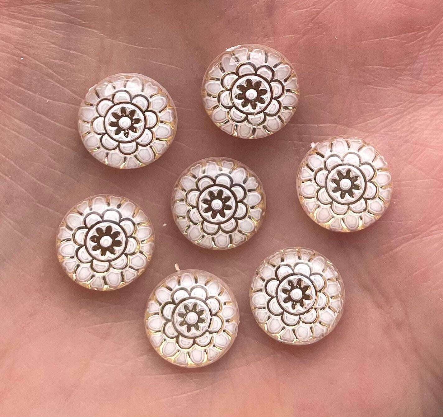Round patterned cabochon, 10mm white