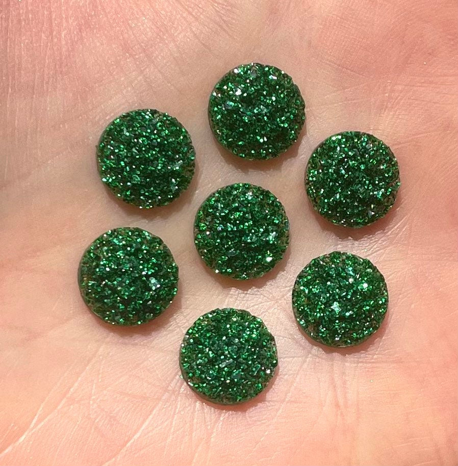 Round resin green cabochon, 10mm